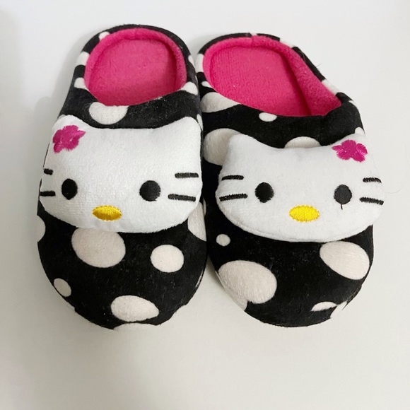 Hello Kitty Slippers with Polka Dot Patterns - Picture 1 of 4